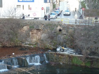 Una vista de com va quedar el cotxe després de precipitar-se al riu i bolcar. J.C./EL PUNT AVUI