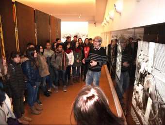 Alumnes visitant ahir el Museu de l'Exili de la Jonquera, dins els actes de record de les víctimes de l'Holocaust. JOAN SABATER