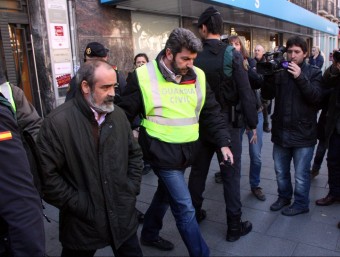 Un dels detinguts en l'operació policial d'ahir, en un despatx d'economistes situat a la rambla Nova de Tarragona ACN
