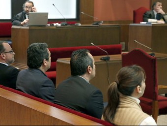 Daniel Fernández , Manuel Bustos, Paco Bustos i Maria Elena Pérez, ahir al banc dels acusats, en el judici al TSJC EFE