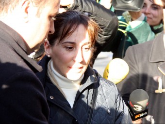 María Elena Pérez, alcaldessa de Montcada, entra al cotxe després de sortir del TSJC ACN