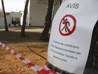 Un cartell avisa de la prohibició d'accés a una zona a Sant Quirze del Vallès per la previsió de fort vent ACN