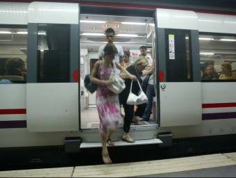 Un comboi de Rodalies en una estació de Barcelona QUIM PUIG