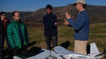 Diego Varga, a l'esquerra, amb el dron, durant una de les proves que es van fer de l'aparell DEPARTAMENT DE GEOGRAFIA DE LA UDG