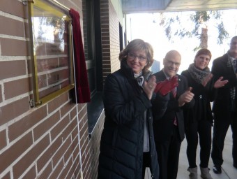 Ireneu Rigau, al moment en què va descobrir la placa commemorativa de la inauguració del nou centre. J.C