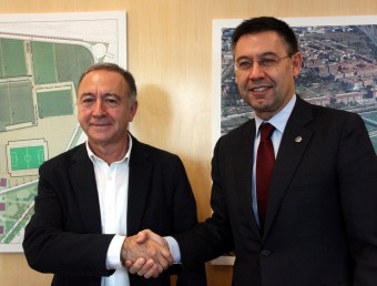 L'alcalde de Sant Joan Despí, Antoni Poveda, amb Josep Maria Bartomeu durant l'acte d'ahir al centre Mercè Rodoreda de la localitat del Baix Llobregat ACN