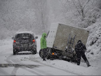 Efectes de la neu amb un camió sortit a la carretera d'Espot ACN