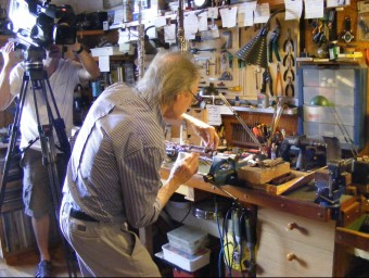 Un artesà constructor d'instruments, un protagonista del Projecte de recerca Fer de Músic. MUSEU DE LA MEDITERRÂNIA