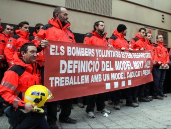 Bombers voluntaris de la zona de Tarragona, ahir davant de la Delegació del Govern ACN