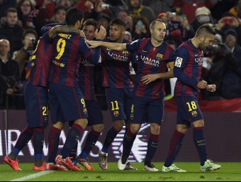 Els jugadors del Barça envolten Rafinha per celebrar el gol del migcampista, ahir al Camp Nou AFP