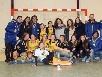 La plantilla de l'Atlètic Terrassa celebra la victòria en el campionat català ATLÈTIC TERRASSA