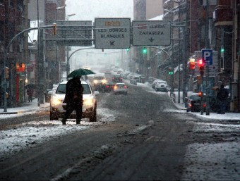 La neu, caient amb intensitat a Mollerussa a primera hora del matí d'aquest dimecres ACN