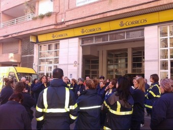 Moment de l'assemblea de funcionaris de correus de Castelló de la Plana. EL PUNT AVUI