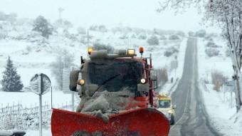 Una màquina llevaneus neteja la carretera entre Santa Coloma de Queralt i Montblanc, tallada per la nevada d'aquest dimecres al matí EFE