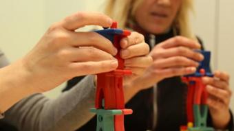 Els creadors del joc Cims construint una torre de castellers multicolor ANDREU PUIG