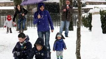 Els més petits gaudeixen de la nevada d'aquest dimecres a les Borges Blanques ACN