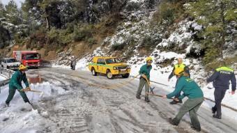 Treballs de neteja per reobrir a la carretera entre Olesa i Viladecavalls, aquest dimecres a la tarda JUANMA RAMOS