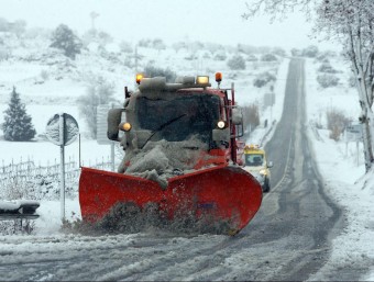 Una màquina llevaneus neteja la carretera entre Santa Coloma de Queralt i Montblanc, tallada per la nevada d'aquest dimecres al matí EFE