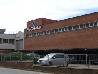 Imatge d'arxiu de la fàbrica Gallostra de Pineda. El magatzem fa de garatge dels antiavalots de la Policía Nacional. T.M