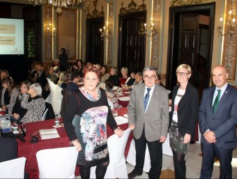 Constitució del grup al saló de sessions de la Paeria amb la comissionada Rosa palau i l'alcalde Ros al capdavant ACN