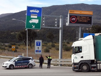 Mossos informant un camioner a La Jonquera ICONNA