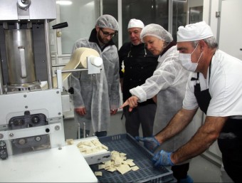 L'impulsor de Socium.cat, Oriol Rey, a la seu de la Fundació Onyar mirant com fan la pasta fresca que vendran a través de Socium.cat 
 ACN