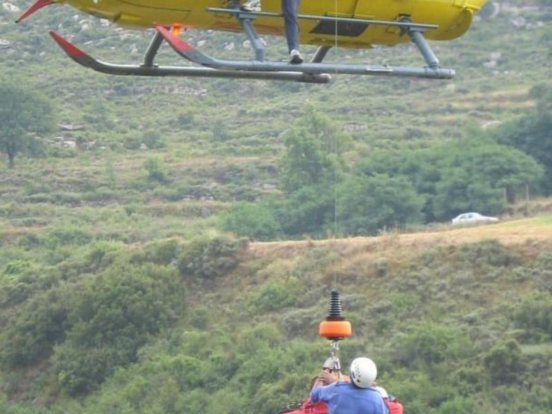 Un helicòpter dels Bombers fent un rescat de muntanya BOMBERS