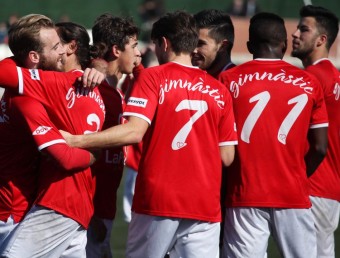 Els jugadors de la Pobla de Mafumet celebren un dels gols d'ahir ELISABETH MAGRE