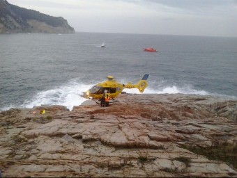 L'helicòpter medicalitzat del SEM i una embarcació de Salvament, durant les tasques de rescat, el dissabte a Begur ACN