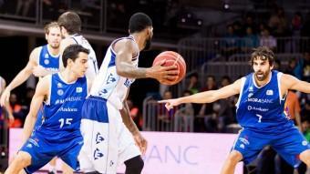 Navarro i Sada, en defensa, dissabte contra el Guipúscoa ACB PHOTO / ALBERT MARTÍN