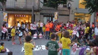 Protesta d'una AMPA 
			associació que es pot salvar de l'impost de societats EL PUNT AVUI