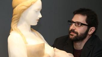 L'escultor Gerard Mas,  AMB LA SEVA DAMA QUE DÓNA DE MAMAR UN GARRÍ ANDREU PUIG