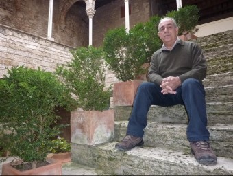 Josep Tarrus al pati del Museu Arqueològic Comarcal de Banyoles, ubicat a l'antiga Pia Almoina. R. E