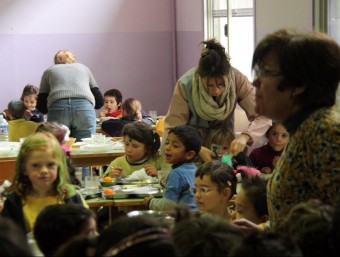 Mestres de l'escola Ramon Castelltort d'Igualada ajudant a dinar als alumnes confinats ACN