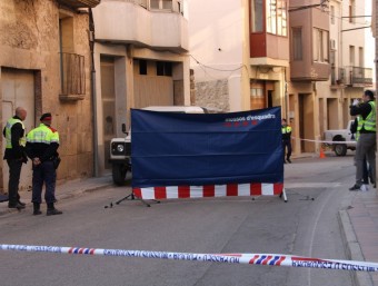 Els Mossos fent la inspecció al lloc on van assassinar un home al carrer a Gandesa ACN