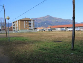 Un foto dels terrenys cedits per al geriàtric d'Anglès, al costat del centre de dia, a l'esquerra, i la llar d'infants EL PUNT AVUI
