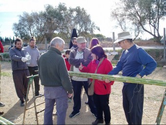 Les persones associades a El Barranc aprenen les primeres normes amb la canya.