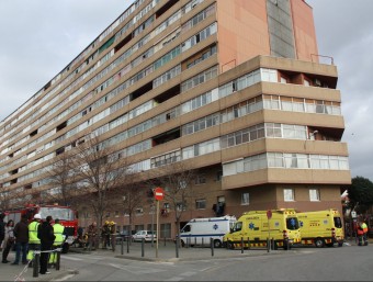 El gran edifici que allotja diversos blocs, un dels quals allotja l'habitatge sinistrat per l'incendi d'aquest diumenge al migdia a l'Hospitalet de Llobregat ACN