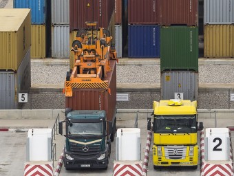 Camions carregan i descarregant contenidors al Port de Barcelona.  ARXIU/ALBERT SALAMÉ