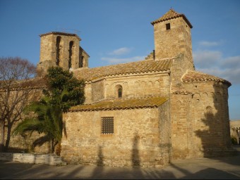 L'església de Sant Pere d'Ullastret, un dels pobles que l'equip ha visitat com a possible escenari per al rodatge d'escenes A.V