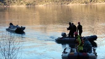 Efectius de la Guàrdia Civil i dels Mossos d'Esquadra remolquen la barca accidentada, aquesta tarda al pantà de Canelles ACN