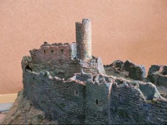 Una imatge de la maqueta del castell de Montsoriu, de l'artista Manuel Genovart i que a partir de demà serà exposada a la sala noble del mateix monument EL PUNT AVUI