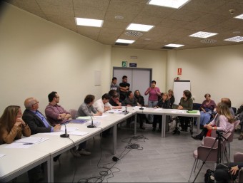 Debat entre els edils i mares de l'AMPA en un ple d'aquest mandat a Santa Cristina E.A