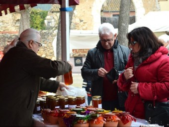 Alguns dels visitants ahir a les parades de mel de Crespià. XAVIER PALOMINO