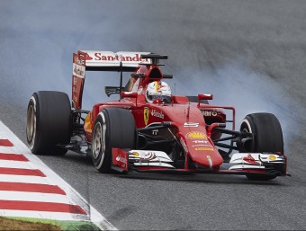 Vettel (Ferrari) bloca una roda en una frenada, ahir SIU