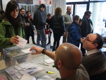 Gran afluència de votants en la consulta popular pionera d'Olesa de Montserrat ACN