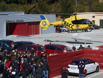 L'helicòpter que trasllada Alonso a l'hospital s'enlaira des del centre mèdic del Circuit, ahir SIU