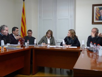 Una foto del ple de la dimissió d'Alba Serra (CiU) com a alcaldessa d'Amer, el 25 de gener de 2013. Ni Serra, la segona per la dreta, ni Xavier Targa (ERC), el segon per l'esquerra, es presenten NURI FORNS