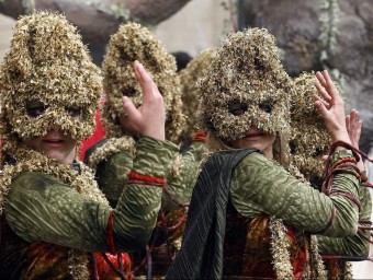 Dones participant en un boato de la festa de Moros i Cristians. EL PUNT AVUI