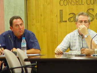 Rafel Reixach, a l'esquerra, en un ple del Consell Comarcal de la Selva, amb Antoni Solà, el 2004. Reixach liderarà una llista independent amb vista el 24 de maig L. JUANOLA